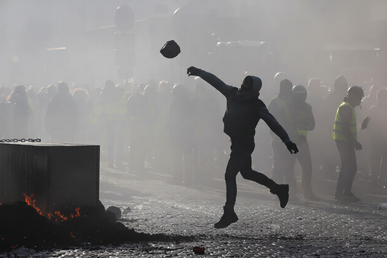 protestor clashing with police