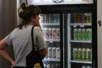 15-Year-Old Buys Alcohol in 14 of 16 Shops, CAW's Joran Raises Concerns in Bruges 