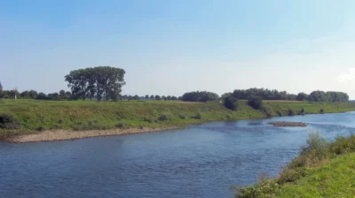 2 cranes dredge the Maas in Dilsen-Stokkem for ferry safety