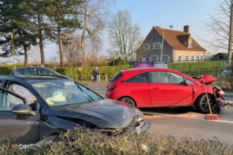 2 injured in Handzame car crash causes traffic chaos