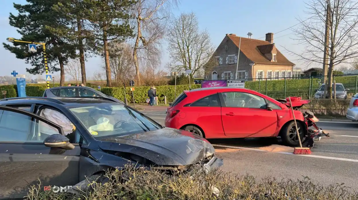 2 injured in Handzame car crash causes traffic chaos