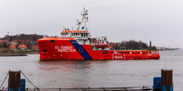 The EU's Lundy Sentinel fishing protection ship is due to sail in Kiel. The journey goes over the Holtenau lock through the Kiel Canal into the North Sea