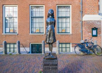 Amsterdam,,Netherlands,-,October,7,,2017:,Statue,Of,Anne,Frank