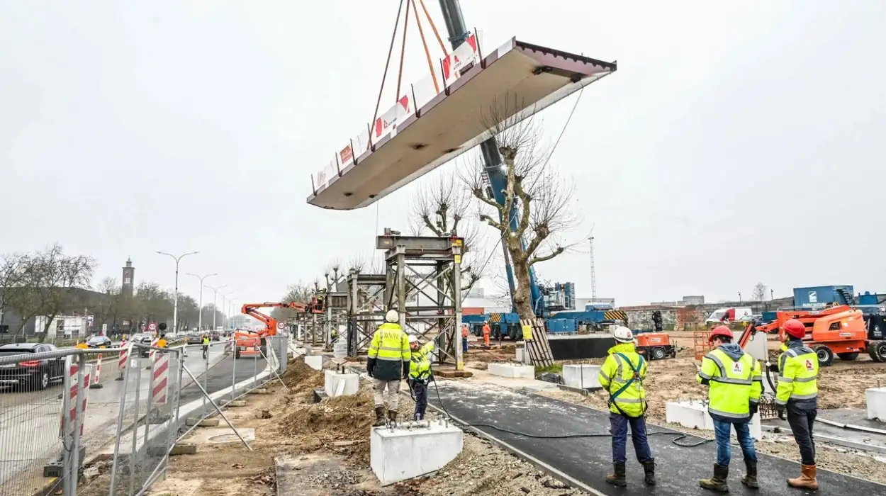 276-ton bicycle bridge sections installed in Hasselt for safety