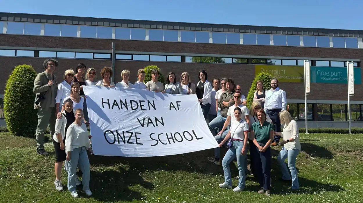 30 teachers protest closure of Oudenaarde hair school