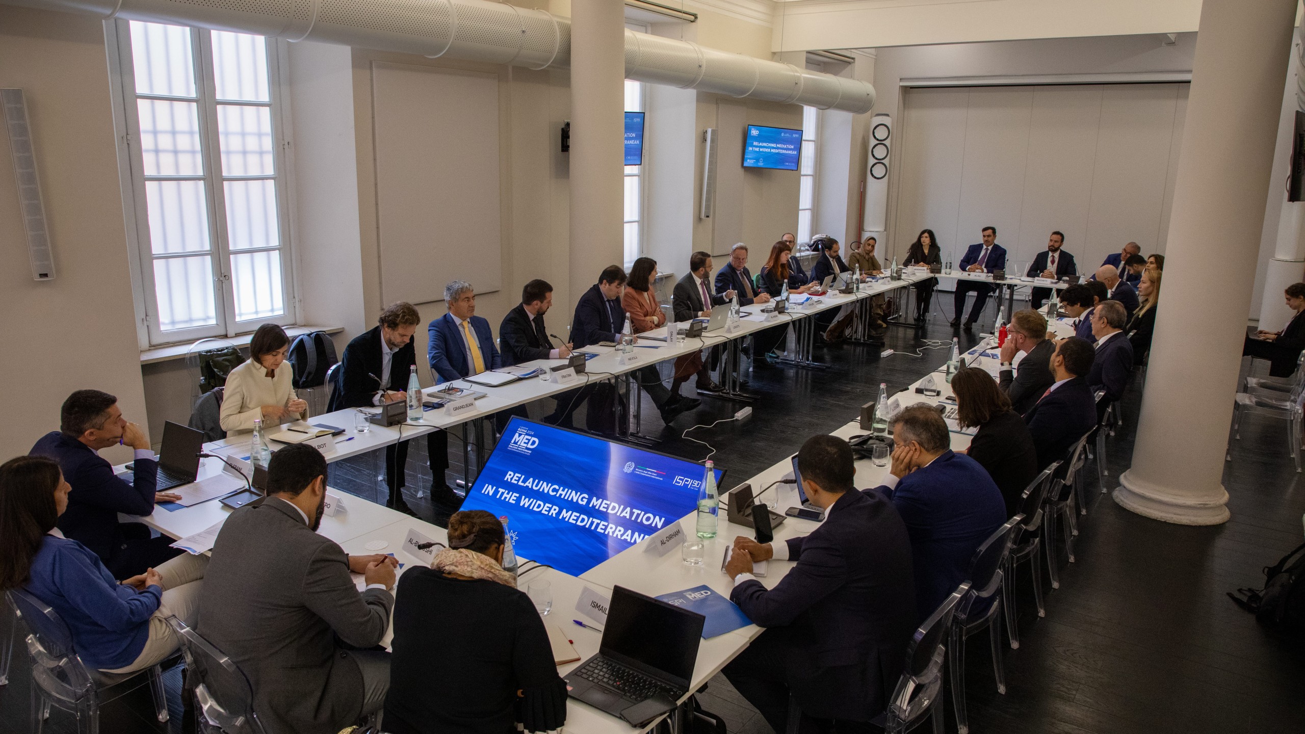 Yemen political negotiations as crisis deepens