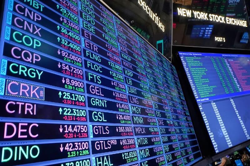 Investors monitor stock market revenue increase trends in Amsterdam financial district
