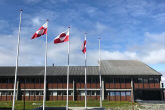 US threats Greenland prompt early parliamentary debate in Nuuk in 2026