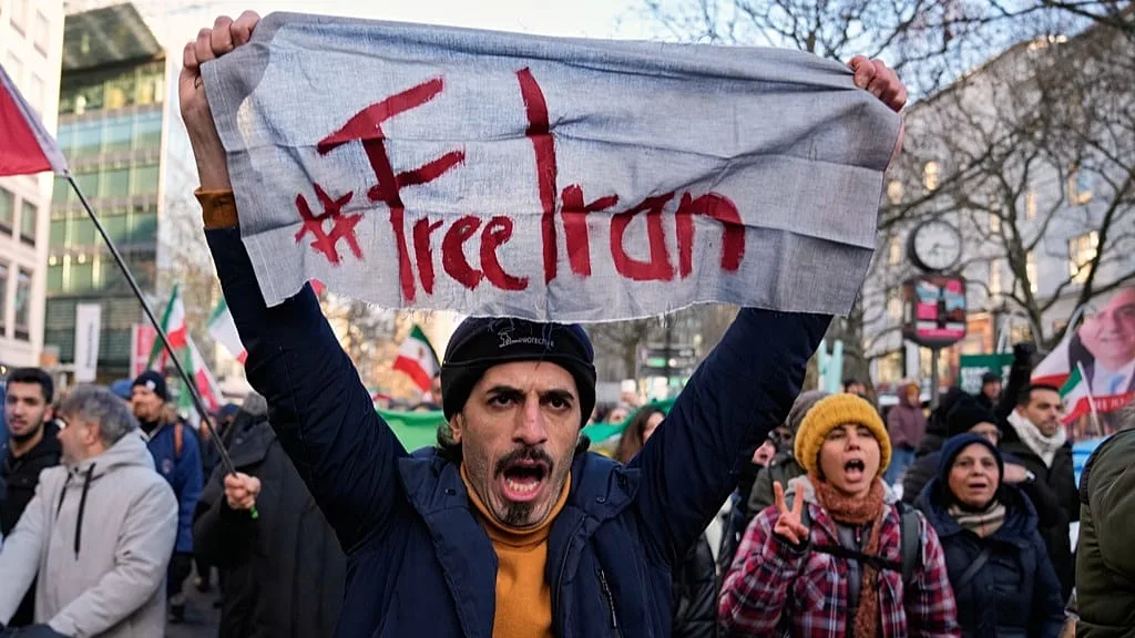 Street demonstrations reflect monarchy debate Iran amid nationwide protests