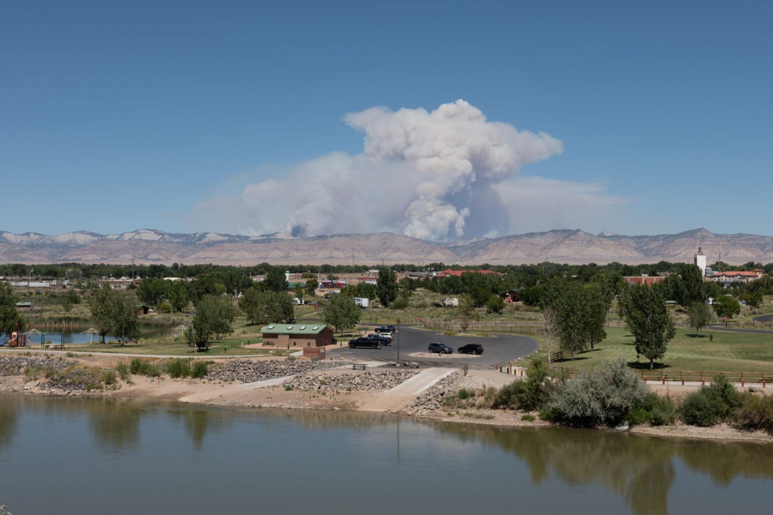 Breaking wildfire news showing the Snyder wildfire spreading near the Utah-Colorado border in 2026