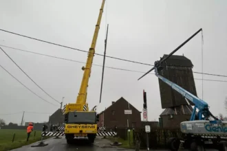 Aalbake Hoogmolen blades removed for safety and restoration