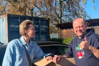Actress Katrien De Russcher donates 5 boxes of clothes to Lommel's Het Gouden Hart