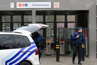 Anderlecht Armed suspect flees police at Clemenceau Metro