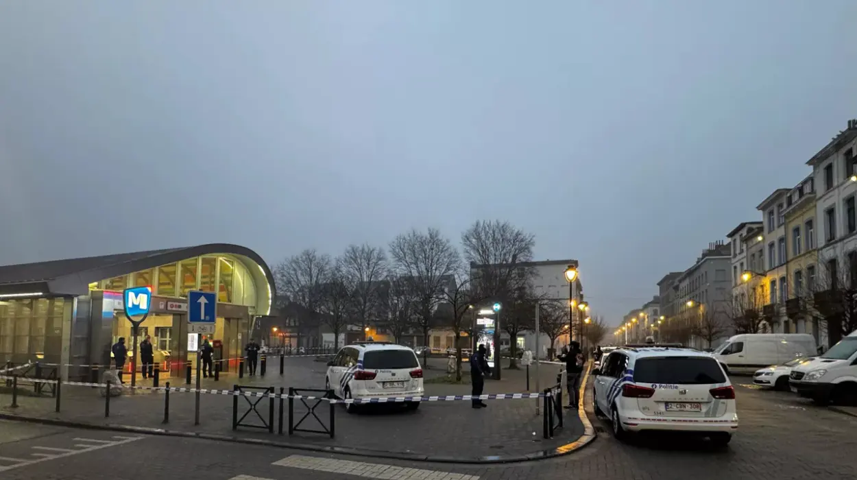 Anderlecht Clemenceau metro closed after Kalashnikov attack