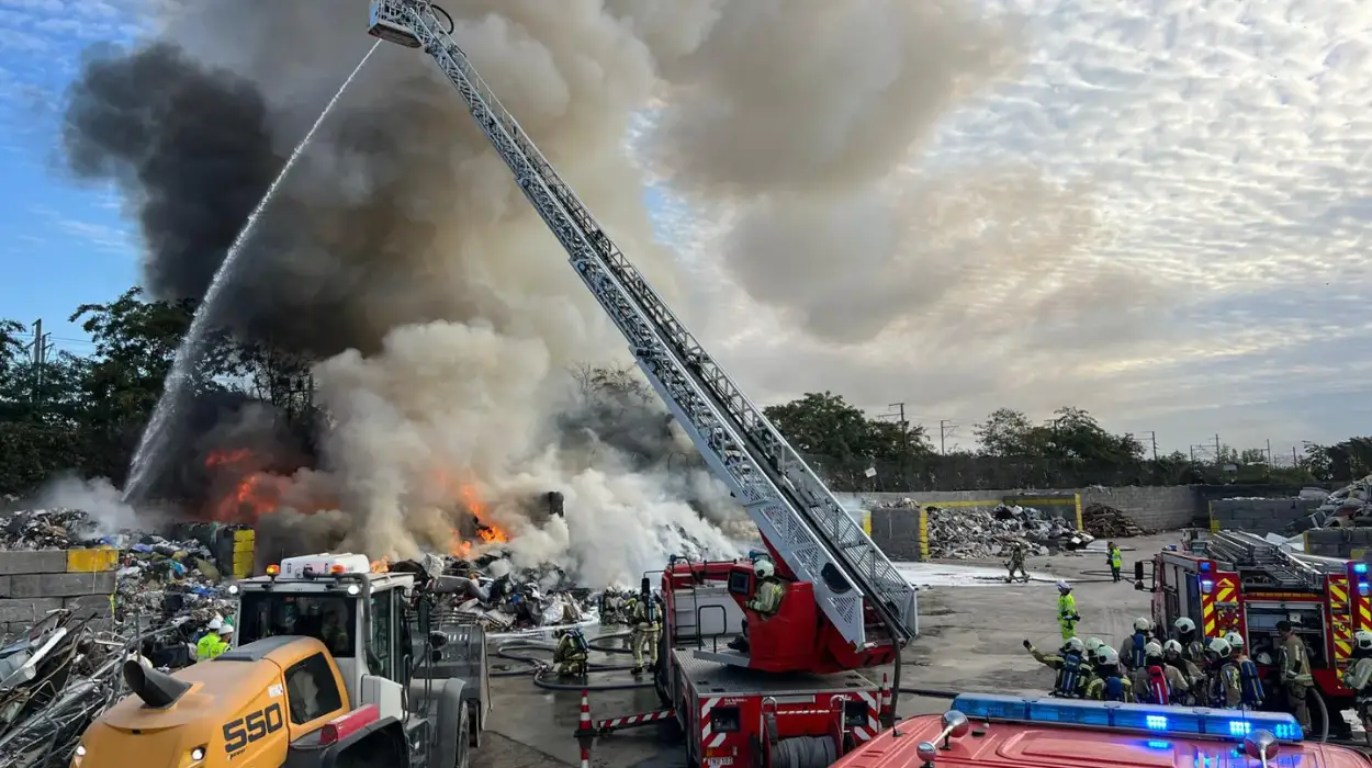 Anderlecht waste fire halts trains, burns large pile of trash