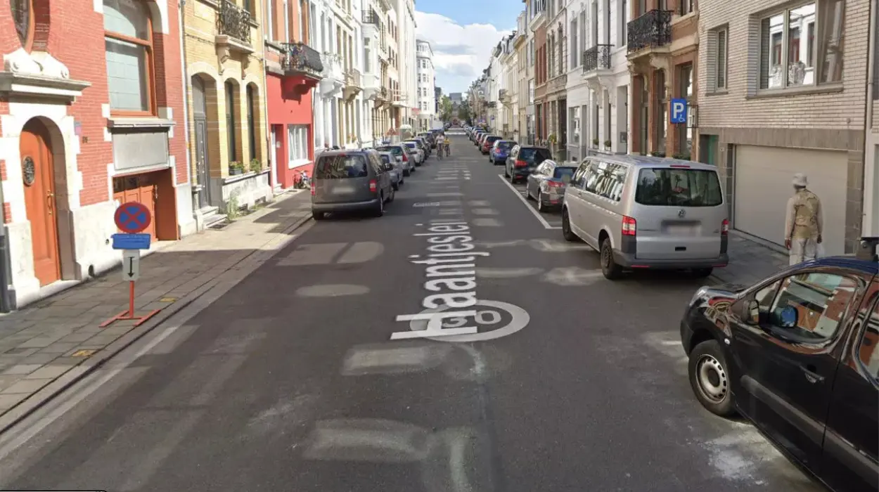 Antwerp 20-year-old man hurt in south apartment fire