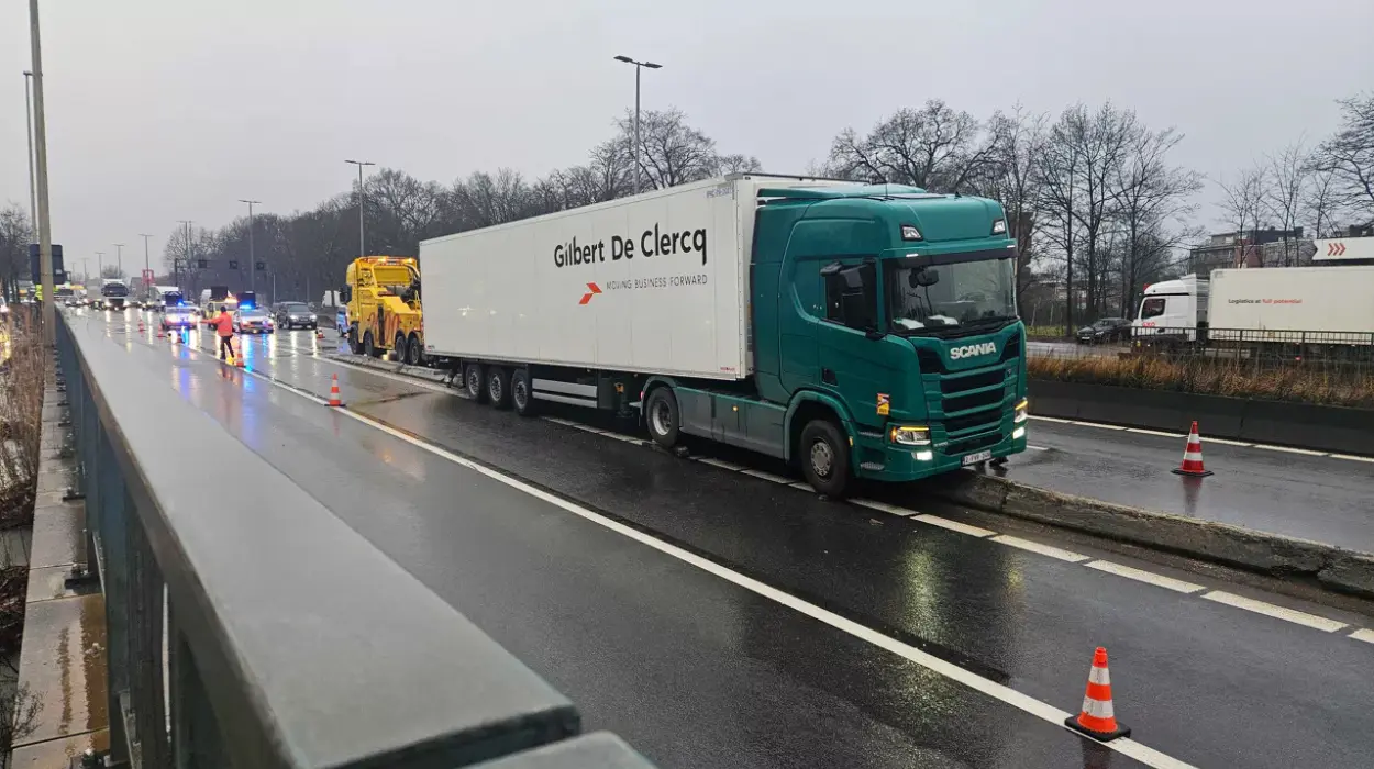 Antwerp A12 Truck crash disrupts traffic for second day
