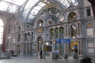 Antwerp Mothers for Mothers distribute 600 school bags to kids