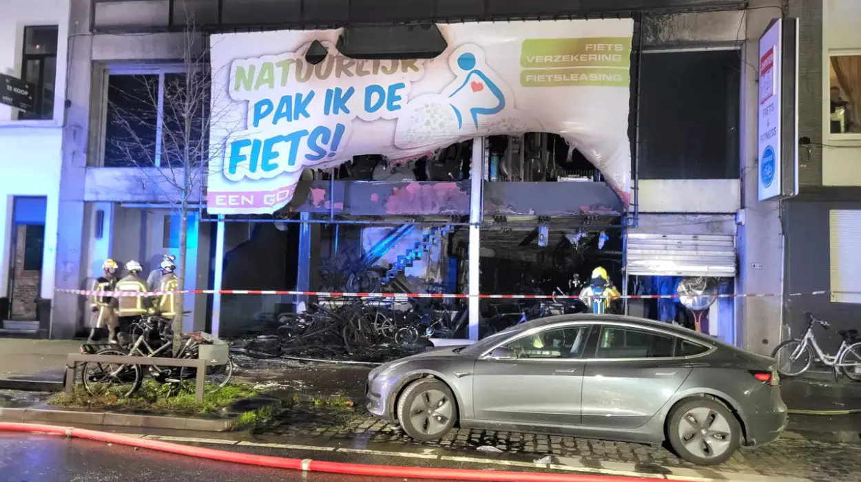 Antwerp bike shop fire Emergency services respond, residents evacuated