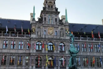 Antwerp opens offices to youth groups for meetings