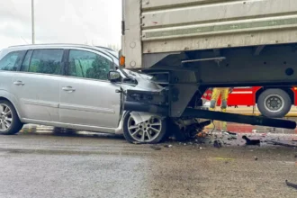 Antwerp ring crash 3 in mortal danger after car hits truck