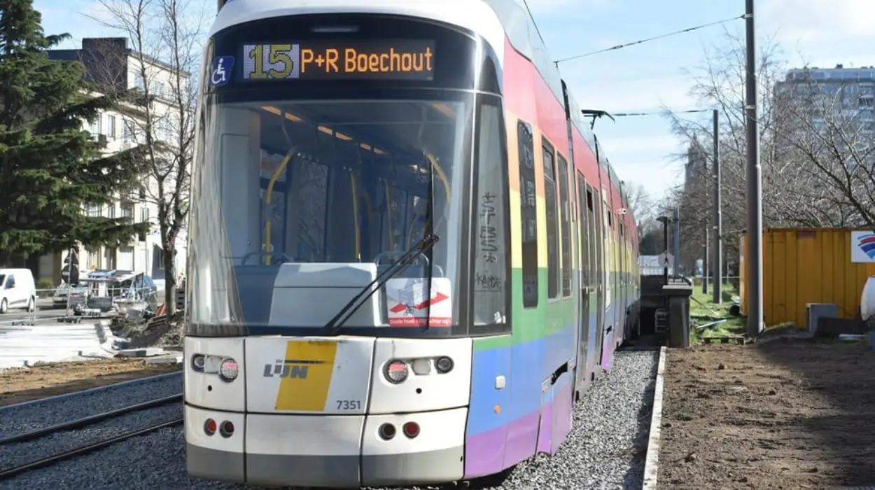 Antwerp's €75m tram upgrade 30 new trams by Minister Annick De Ridder