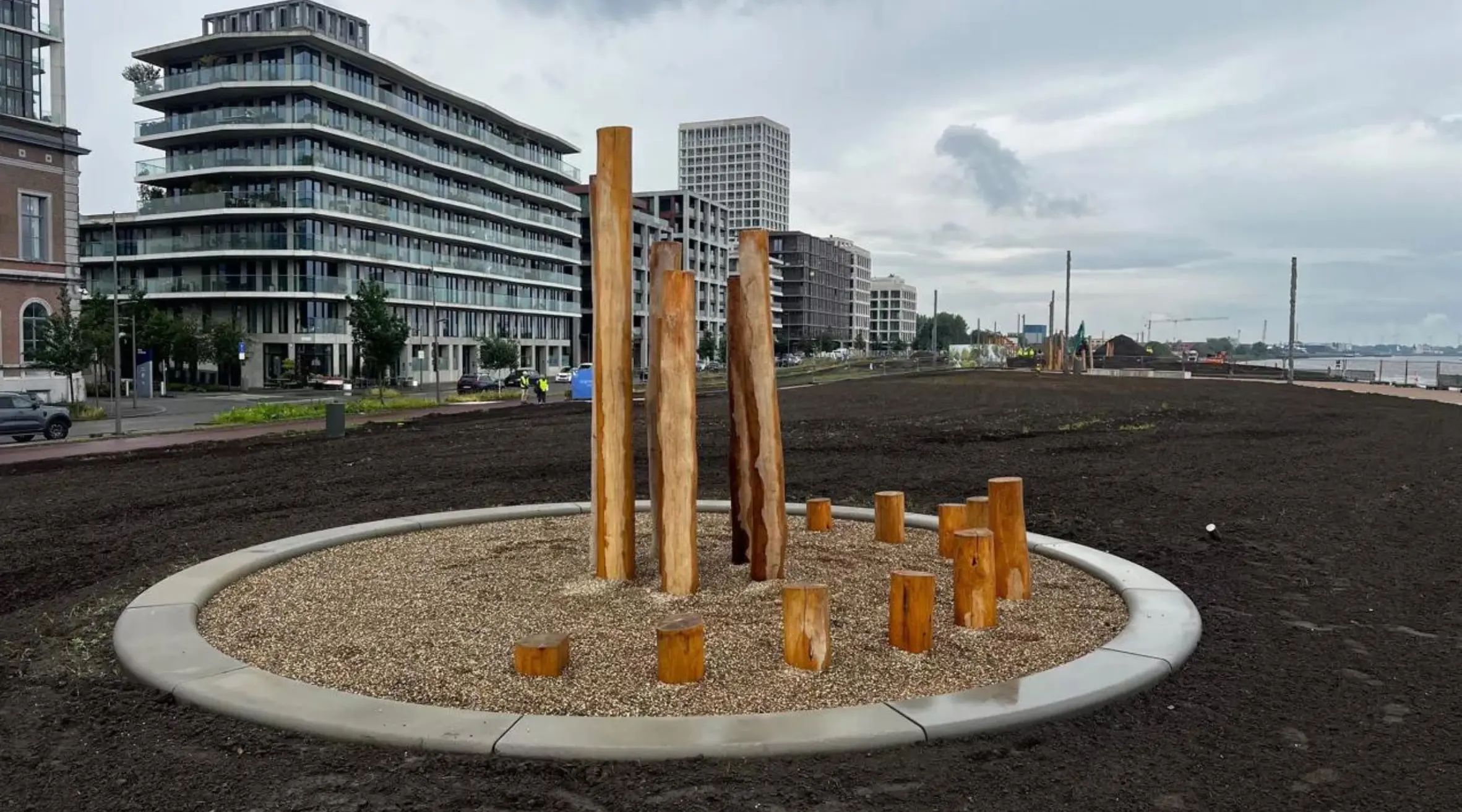 Antwerp's Scheldekaaien Park Transforms into Eco-Friendly Oasis with New Paths, Trees and Amenities