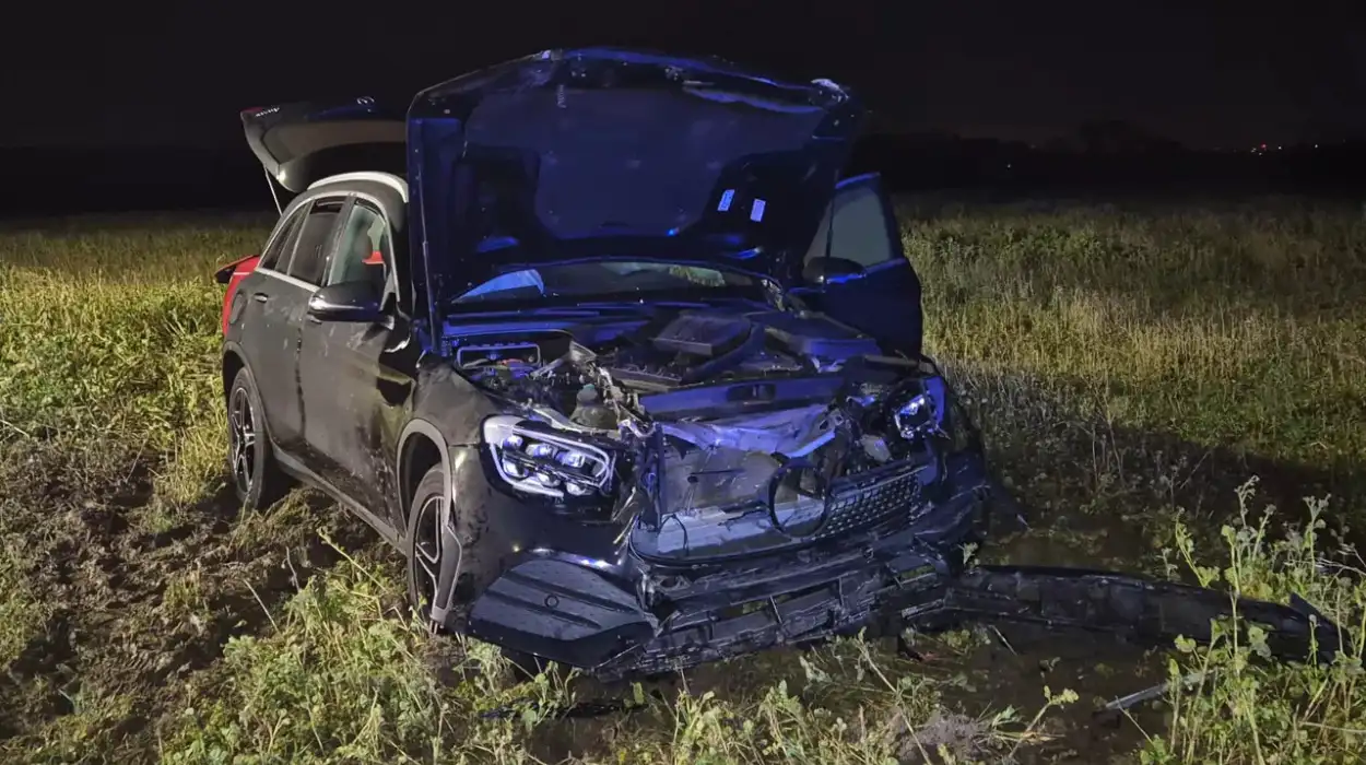 Ardooie 3 hospitalised after 2-car crash on Friday night