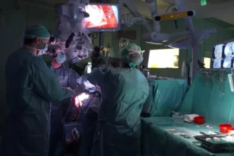 Awake brain surgery in Genk Christophe Oosterbos uses new electrosensory technique