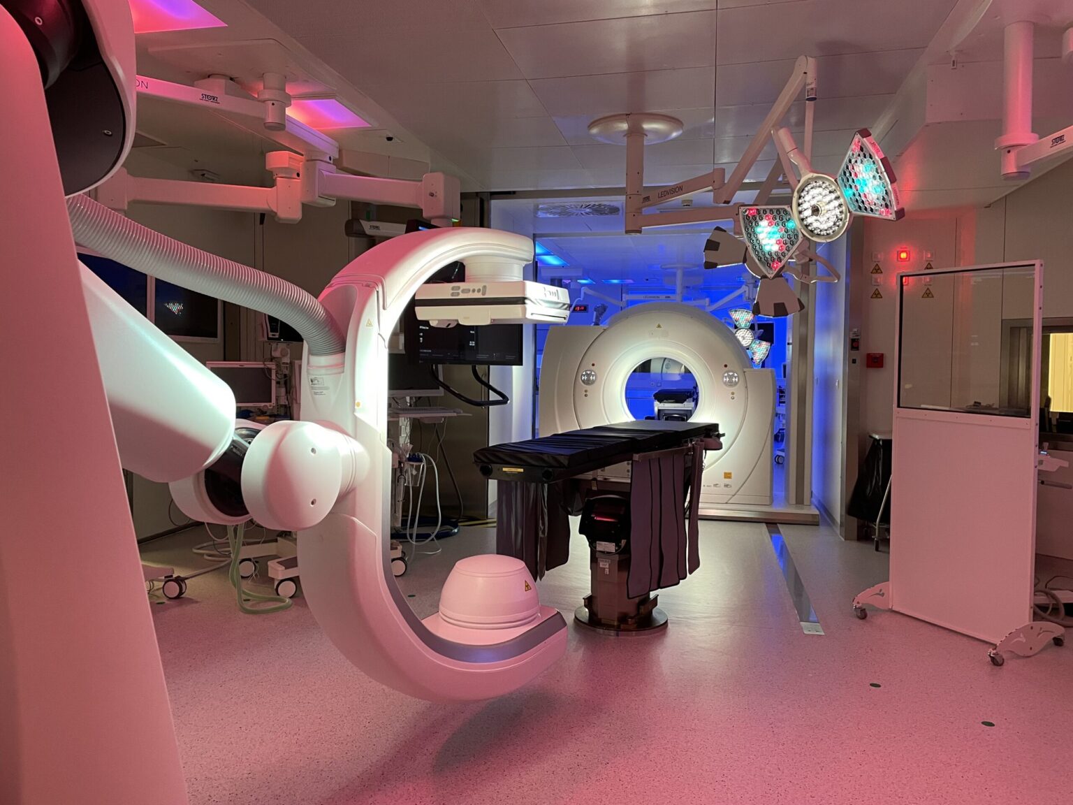 AI in operating room assisting surgeons during advanced surgical procedure in United States
