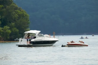 Boat crash in Ghent injures one