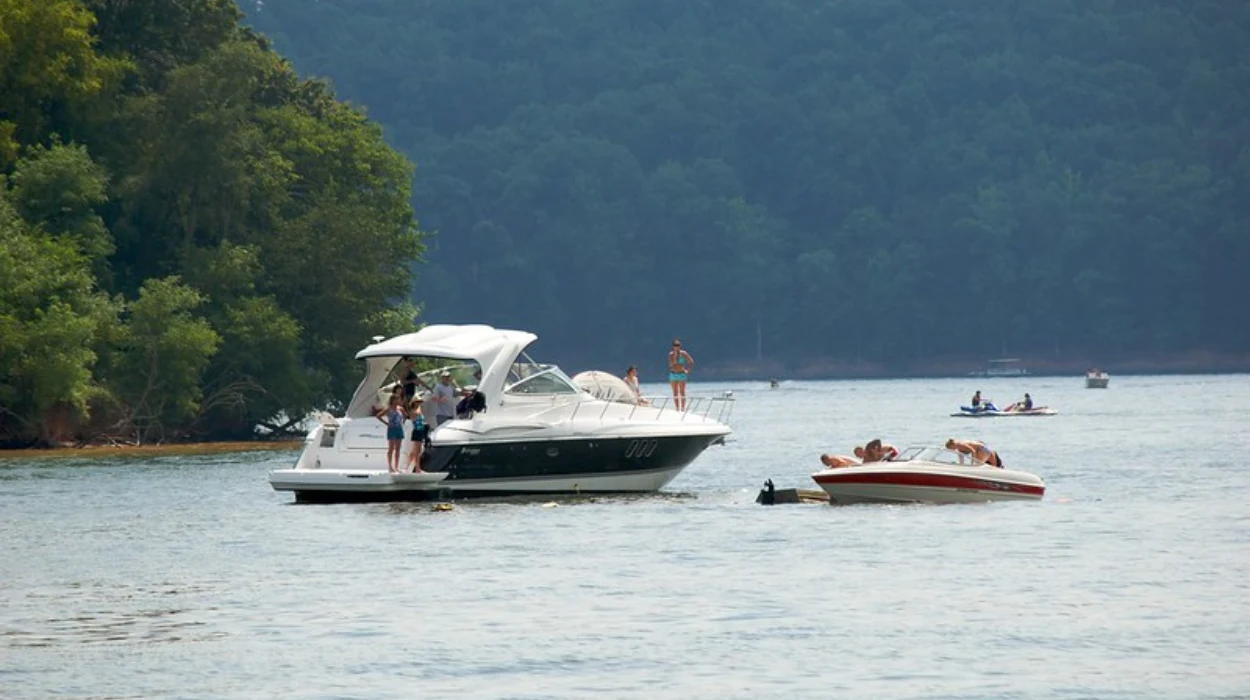 Boat crash in Ghent injures one