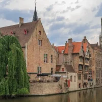 Bruges installs 30 wooden barriers in reserves for dumping