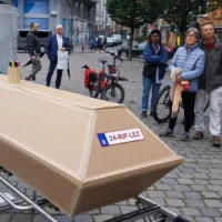 Brussel'AIR protests MR, PS, LeseEngagés' 2027 LEZ delay plan