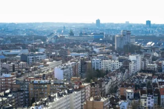 Brussels' economy fell by 0.5% amidst high productivity and rising housing costs
