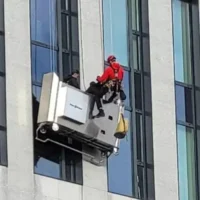 Brussels fire brigade rescues two window cleaners from 40 meters