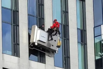 Brussels fire brigade rescues two window cleaners from 40 meters