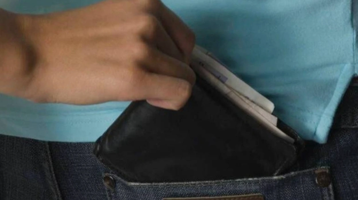 Brussels police crack down on pickpockets sentencing two men for theft