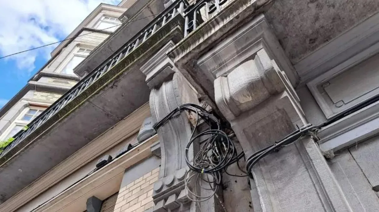 Brussels residents demand rules to curb unsightly telecom cables on historic building 