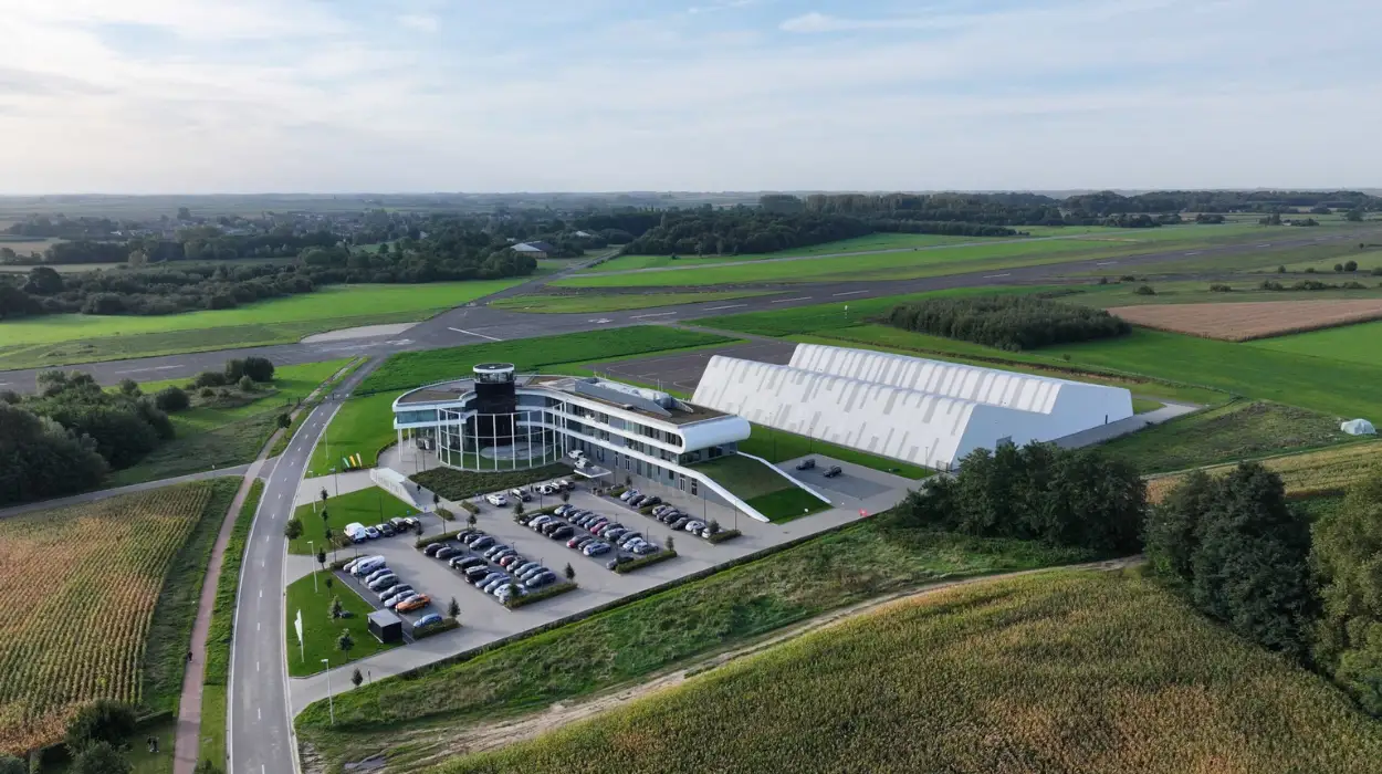 CX-2 electric aircraft flies in Sint-Truiden with 32 motors