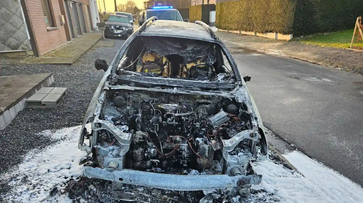 Car catches fire in Avelgem, driver unharmed