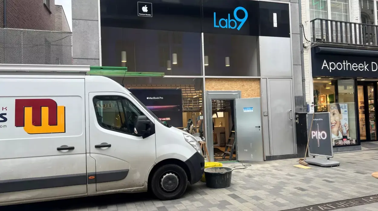 Car crash breaks into Aalst computer store Thieves steal electronics