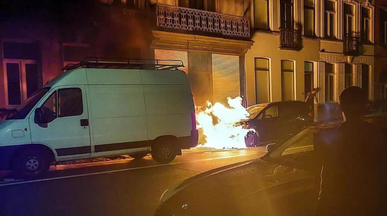 Car fire traps family in Kortrijk