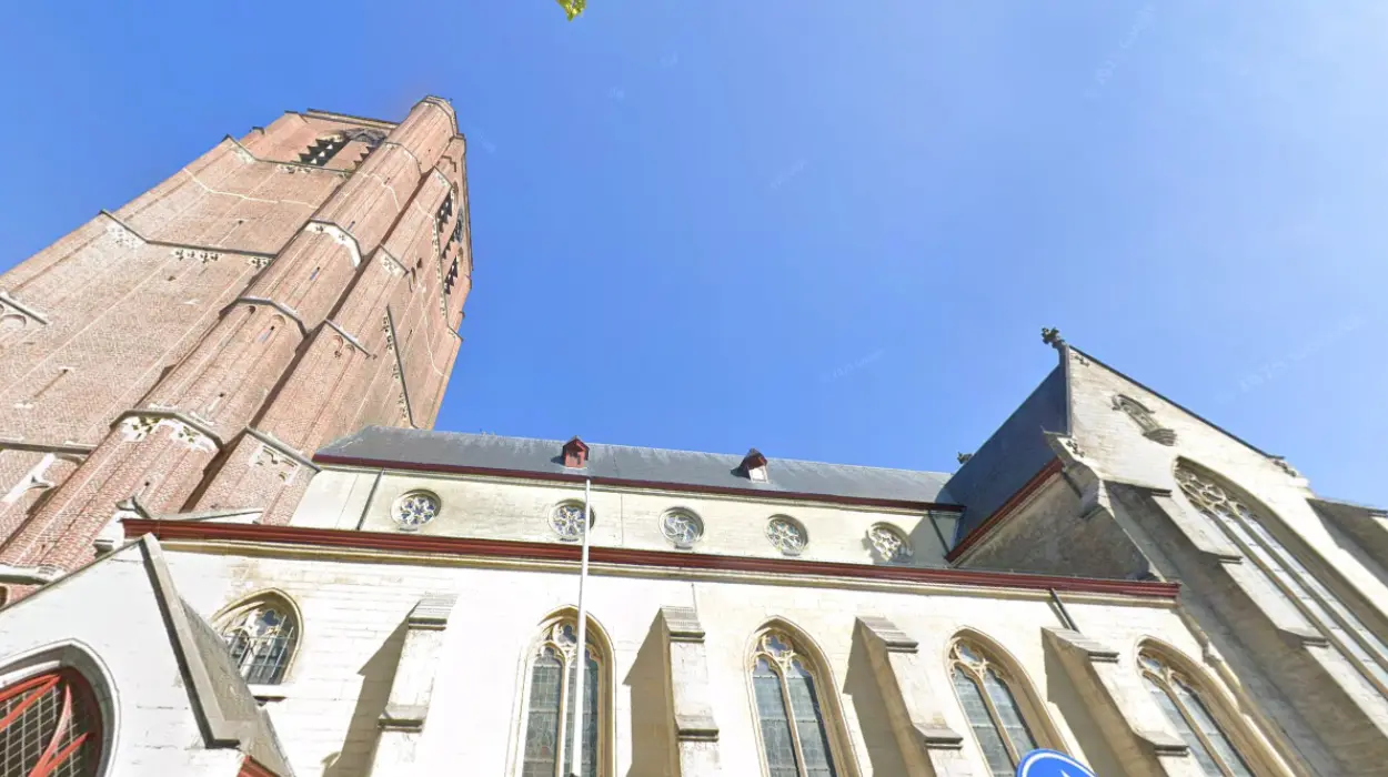 Clock faces restored on Sint-Trudokerk Tower in Peer