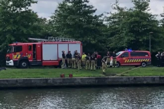 Cyclist plunges into Lei at Abdijkaai fire department rescues in Kortrijk