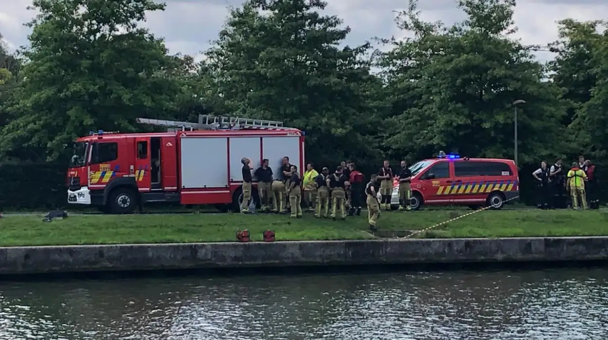 Cyclist plunges into Lei at Abdijkaai fire department rescues in Kortrijk