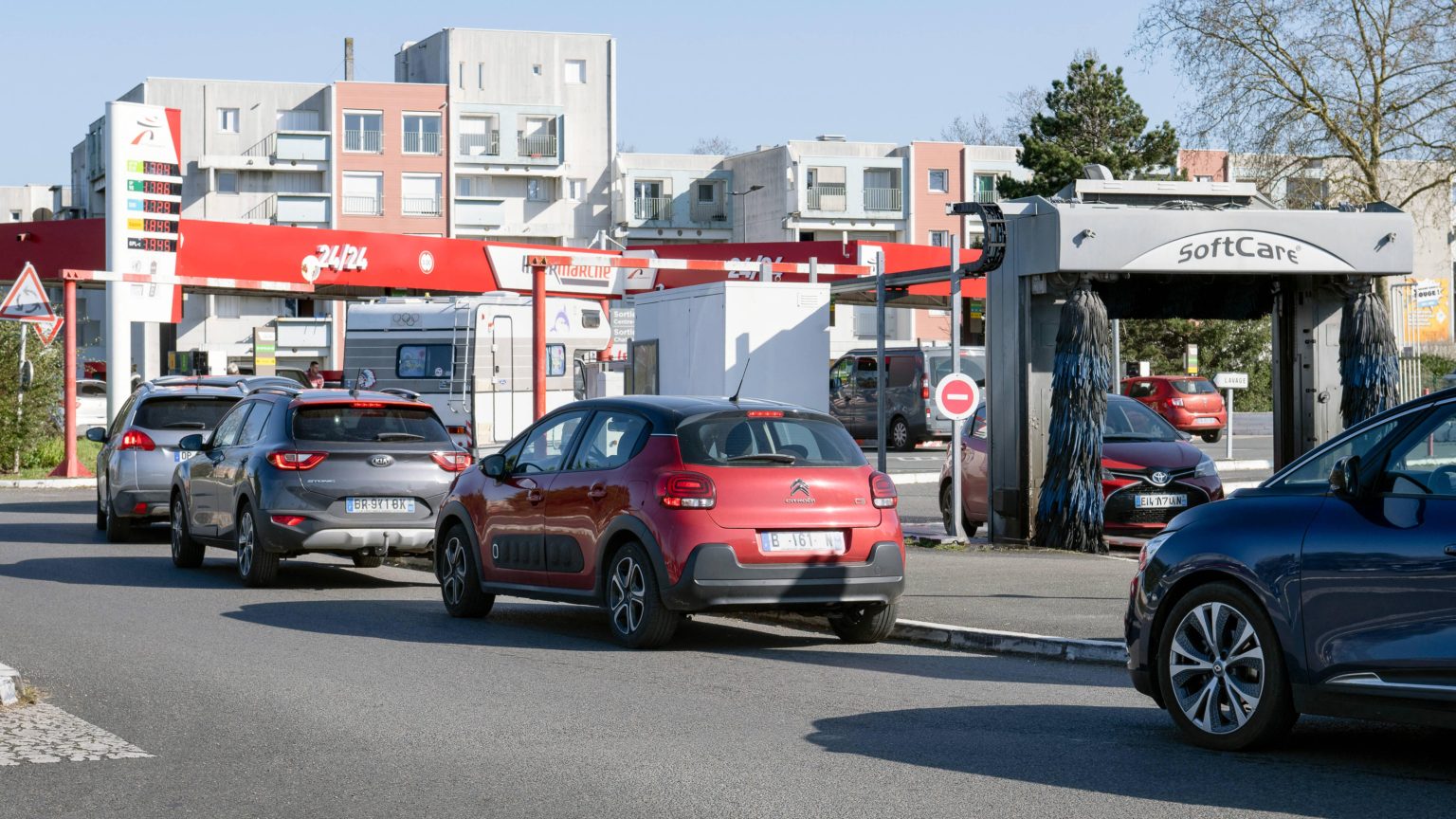 Vehicles refueling as Carbon Pricing Europe proposal faces review