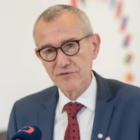 Deputy PM Frank Vandenbroucke Dismisses 32-Hour Workweek