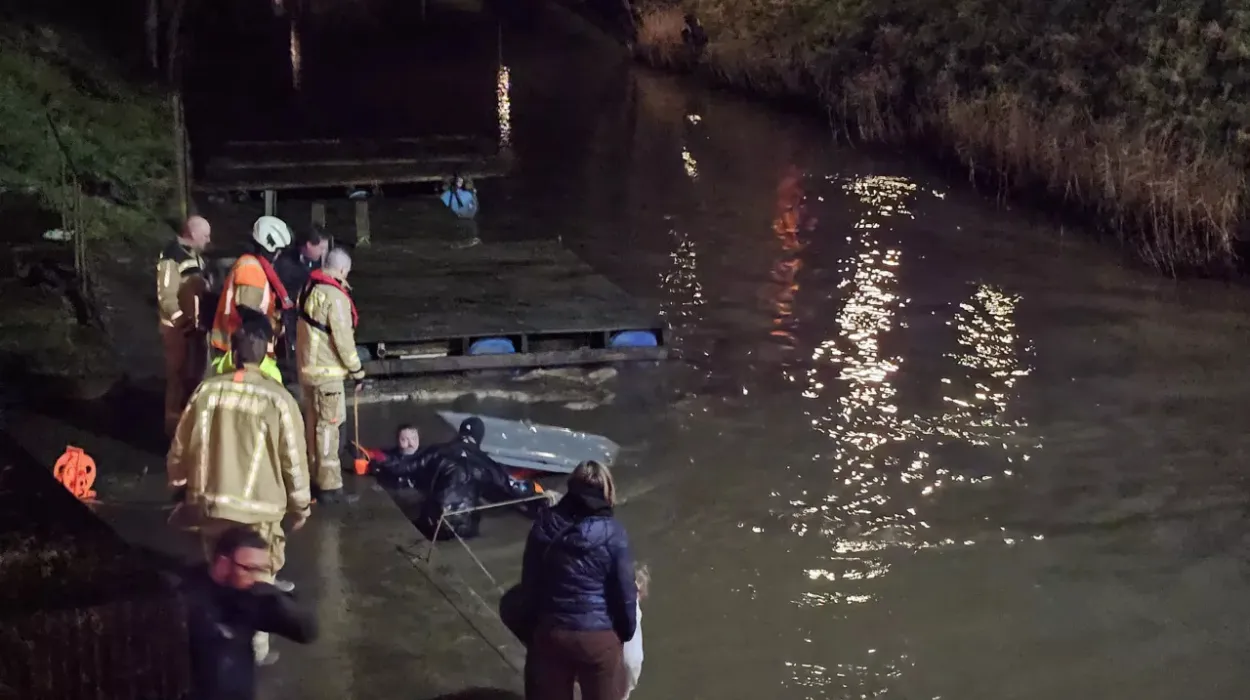 Diksmuide emergency responds to floating toilet on IJzer