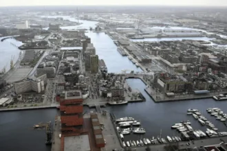 Dockworkers pause work 1 hour on Monday at various terminals